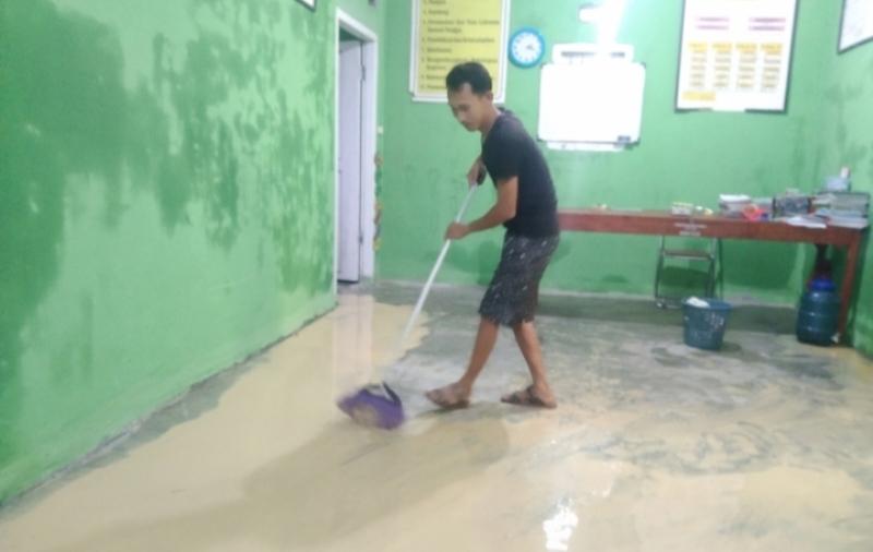 Warga Mulai Bersihkan Lumpur Pasca Banjir Rendam 6 Pekon di Pesisir Barat