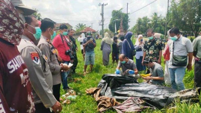 Warga-saksikan-kedua-tersangka-tetap-santai-usai-bunuh-santri.jpg