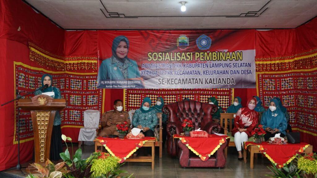 Winarni-Nanang-Ermanto-membuka-acara-Sosialisasi-Pembinaan-Administrasi-PKK.jpg