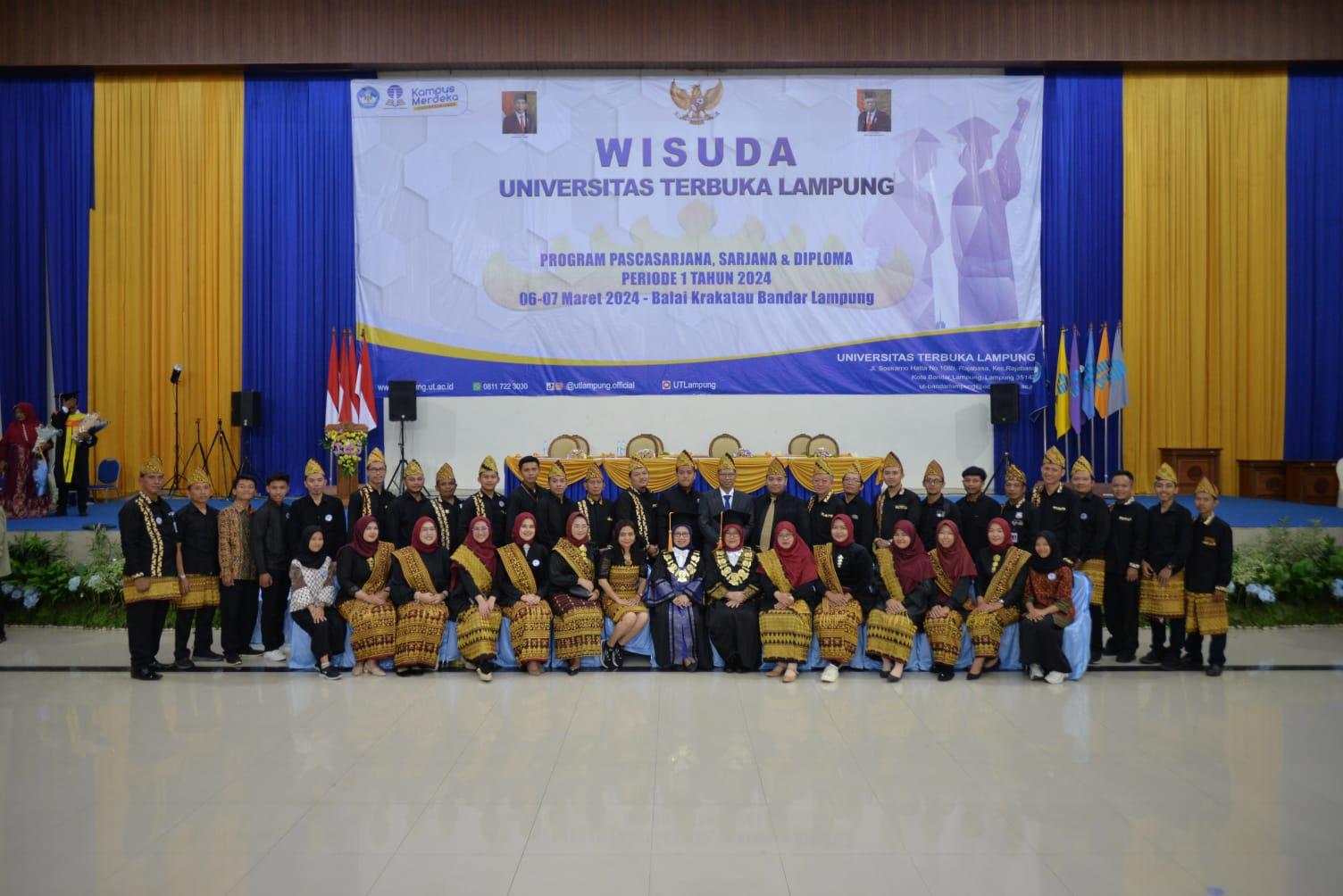 Wisuda-mahasiswa-UT-dok.jpg<pf>wisuda-mahasiwa-UT-dok-2.jpg