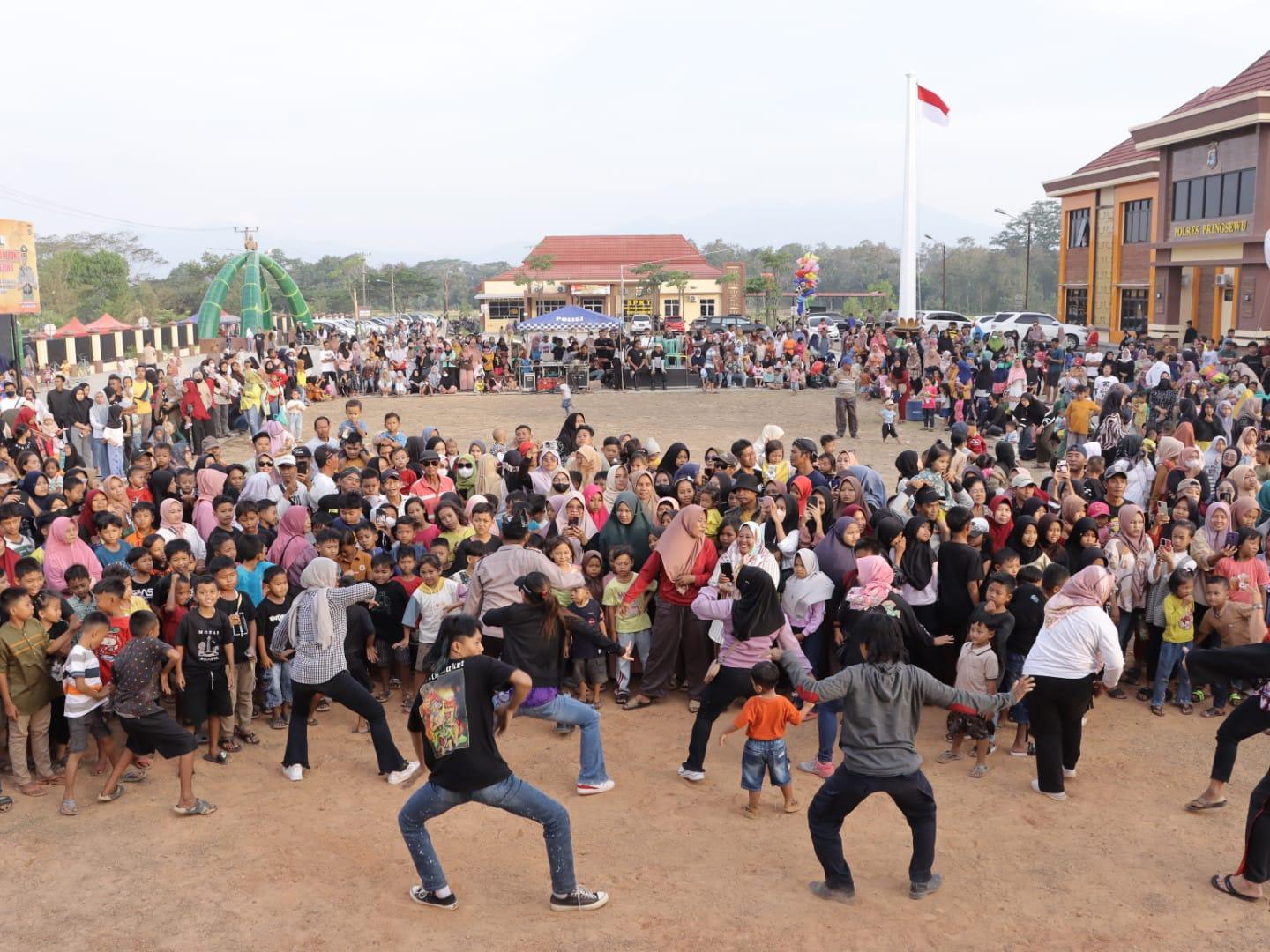 Yono-Mulet-memeriahkan-Festival-Kuda-Kepang-di-Pringsewu.jpg<pf>Yono-Mulet-memeriahkan-Festival-Kuda-Kepang-di-Pringsewu-4.jpg