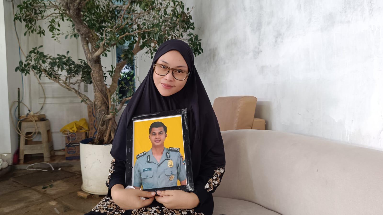 Yovita-Tri-Gusti-istri-Bripka-Anumerta-Arya-Supena-saat-diwawancarai.jpg