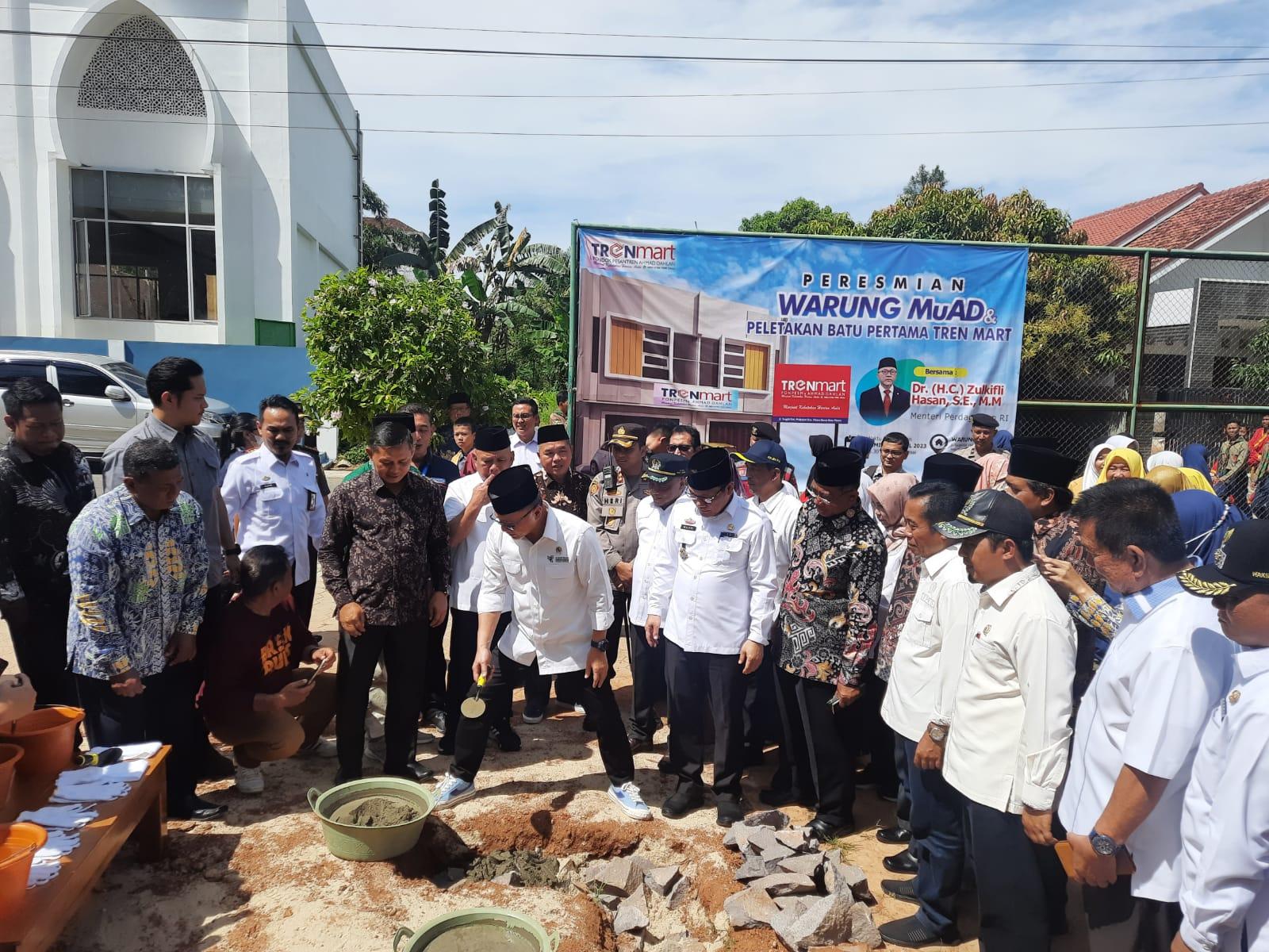 Zulkifli-Hasan-saat-meletakkan-batu-pertama-pembangunan-TrenMart.jpg