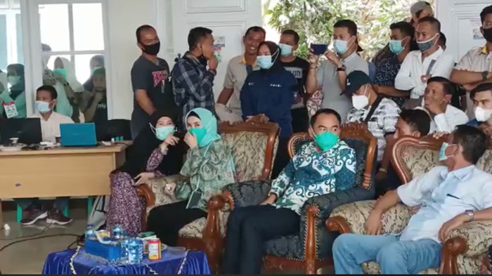 adipati-ali-rahman-pantau-quick-count-pilkada-way-kanan-2020-bersama-istri-masing-masing.jpg