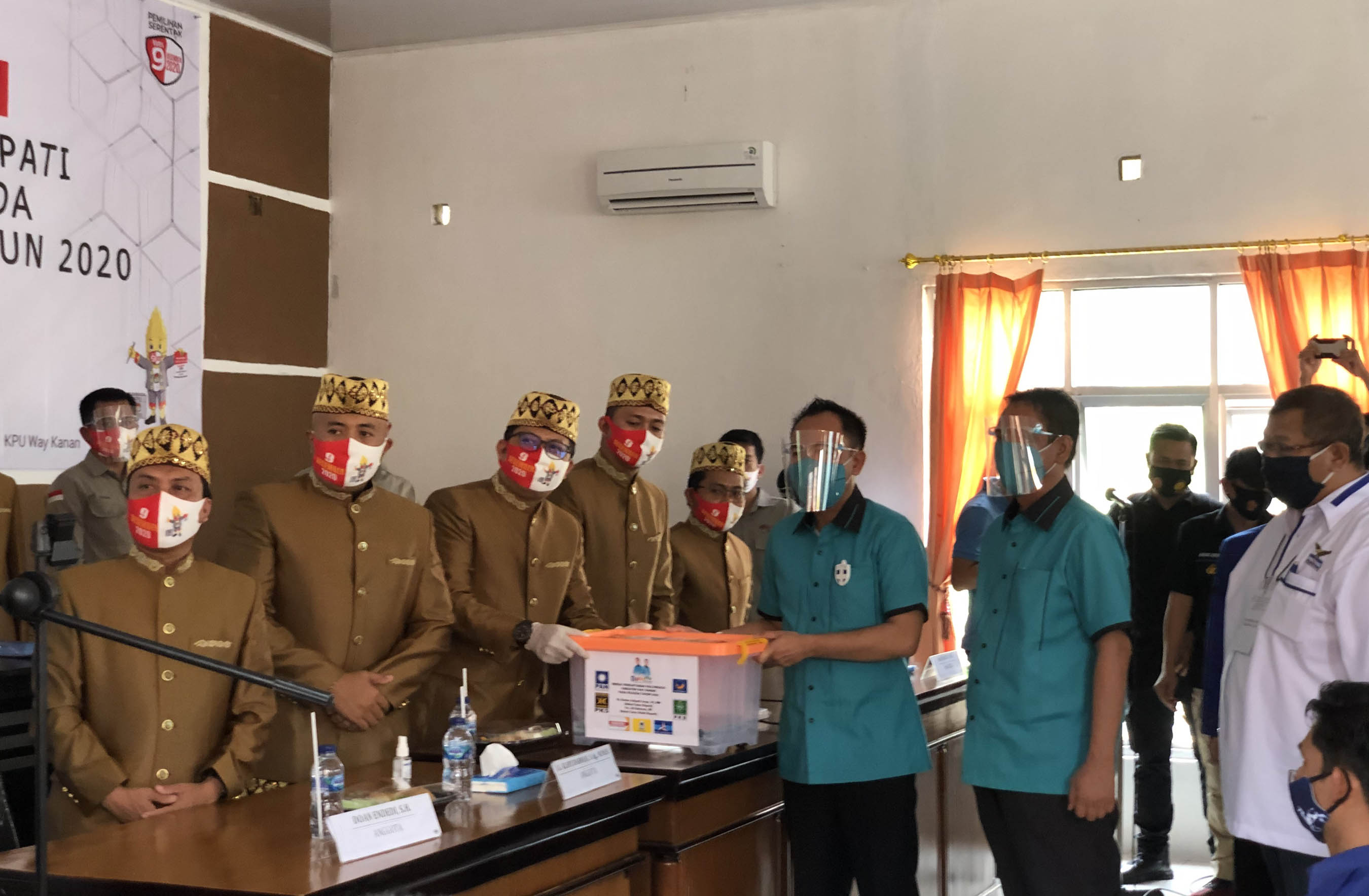 BREAKING NEWS Adipati-Ali Rahman Pendaftar Pertama di KPU Way Kanan