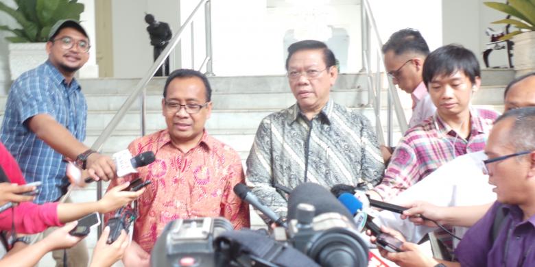 agung-laksono-bersama-menteri-sekretaris-negara-pratikno_20160111_171812.jpg