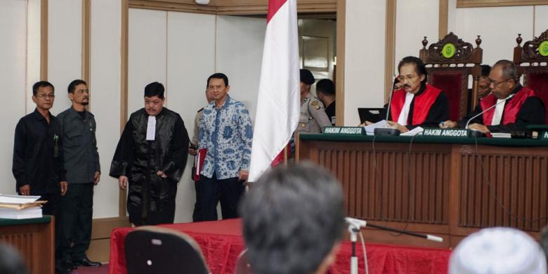 ahok-saat-menghadiri-sidang-kasus-penodaan-agama_20170111_105417.jpg