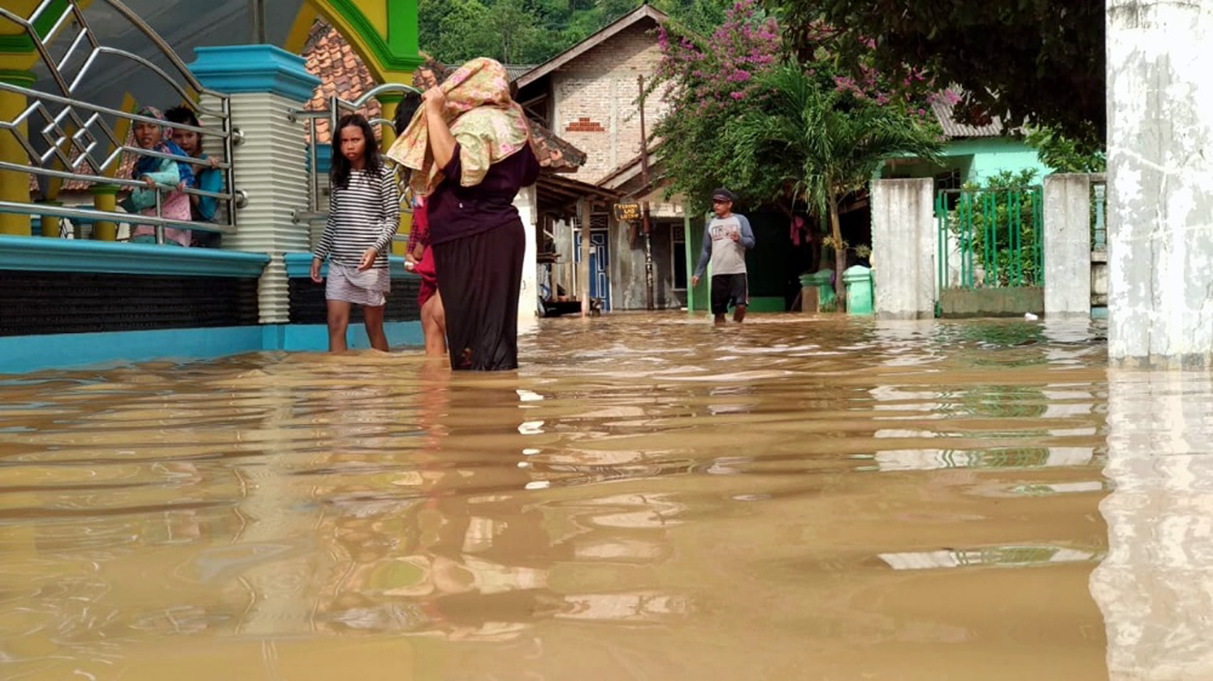 air-banjir-masih-menggenangi-desa-rangai-tritunggal.jpg