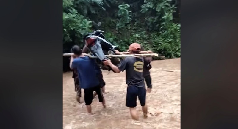 akses-jembatan-rusakwarga-gunung-gijul-terpaksa-bopong-motor-hingga-ke-seberang-sungai.jpg