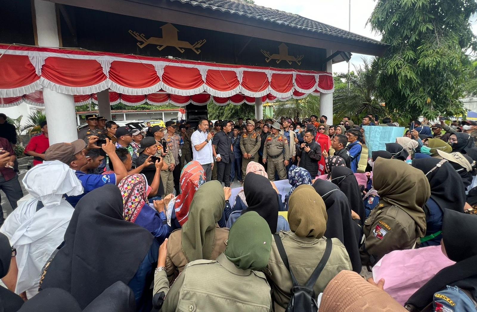 aksi-damai-tenaga-honorer-di-kantor-Kejaksaan-dan-DPRD-13.jpg
