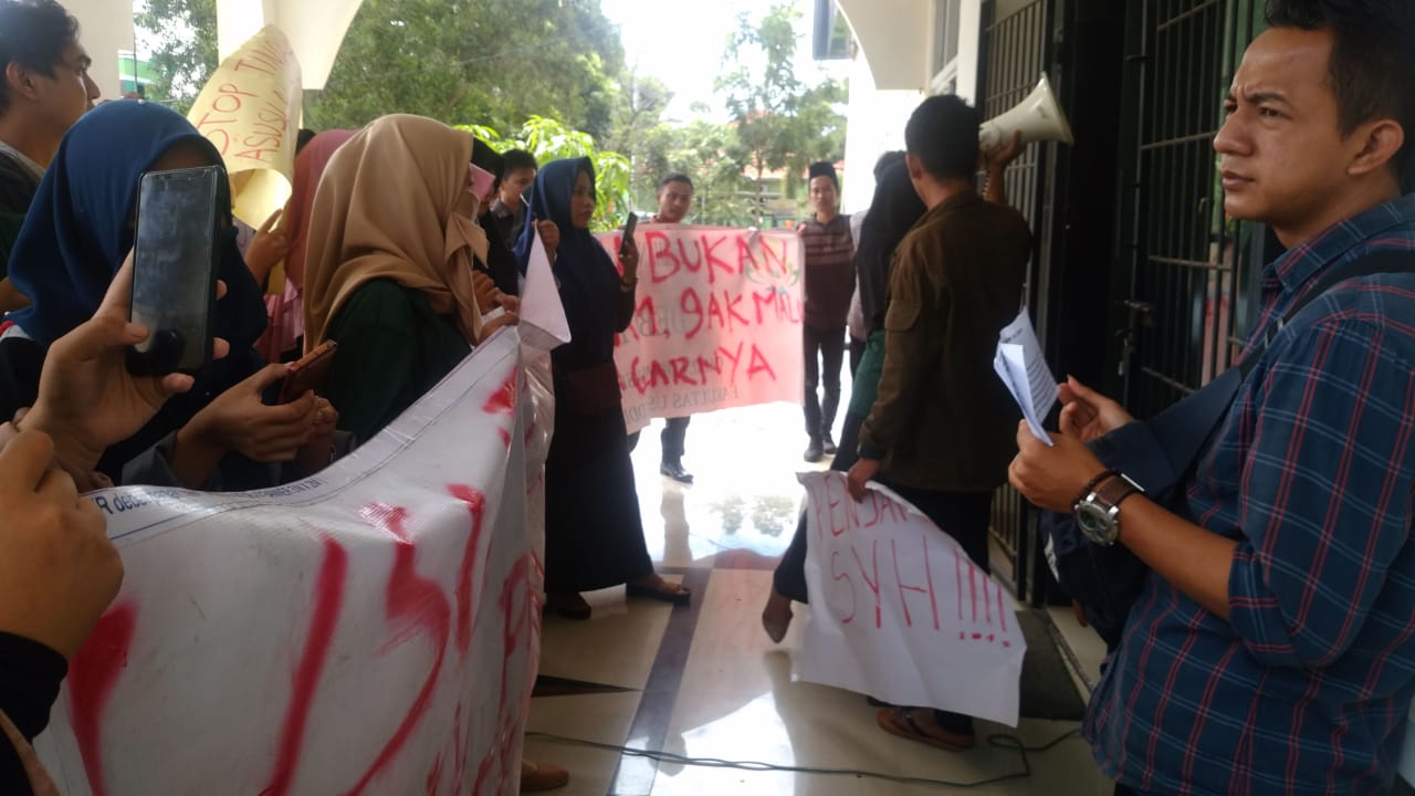 aksi-mahasiswa-uin-terkait-dugaan-pencabulan.jpg
