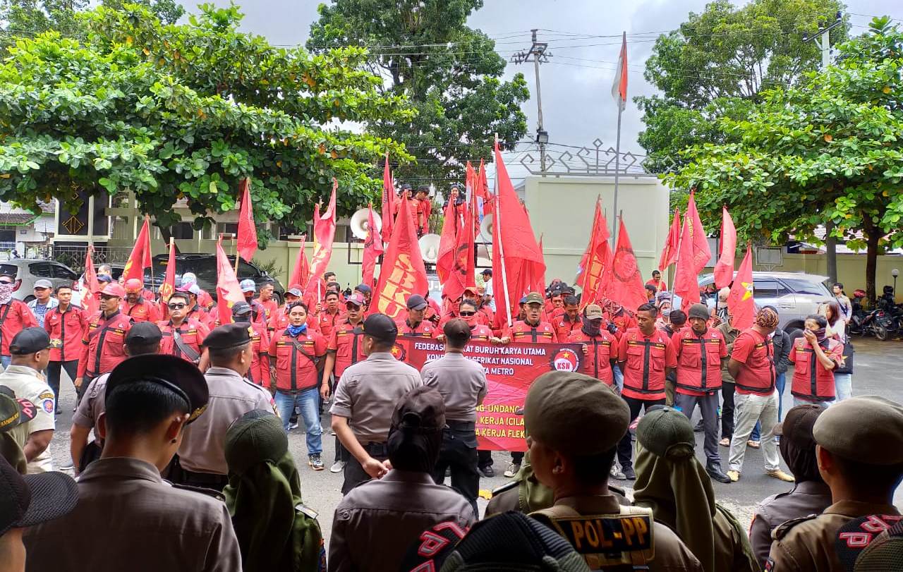 BREAKING NEWS Serikat Buruh Geruduk Kantor DPRD Metro Tolak Omnibus Law