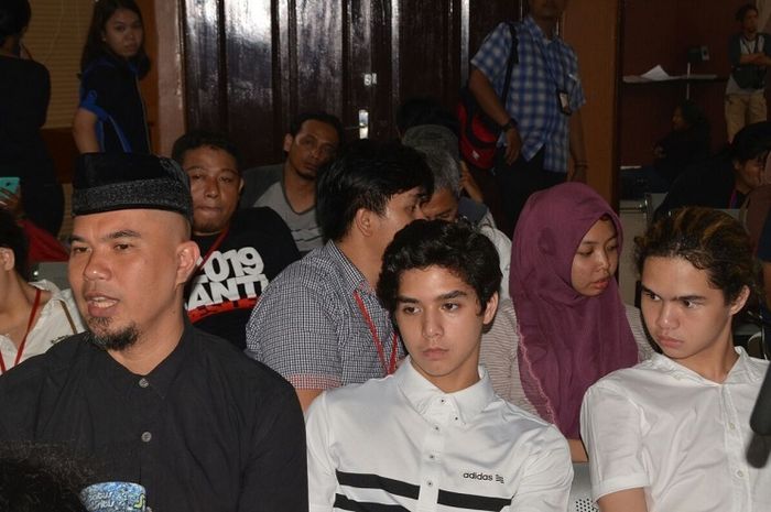 al-dan-dul-temani-ahmad-dhani-jalani-sidang_20180417_084322.jpg