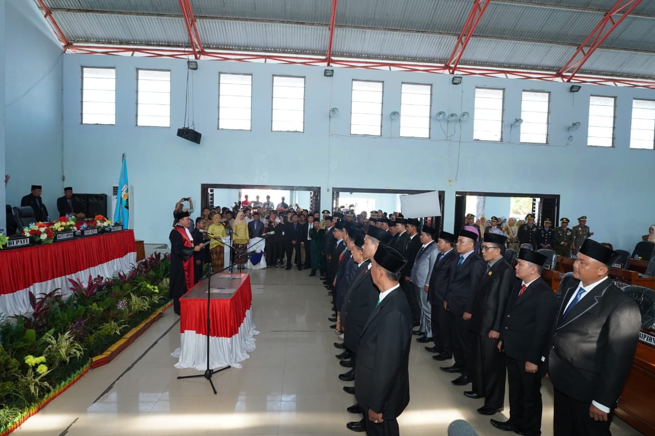 anggota-dprd-pesibar-dilantik.jpg