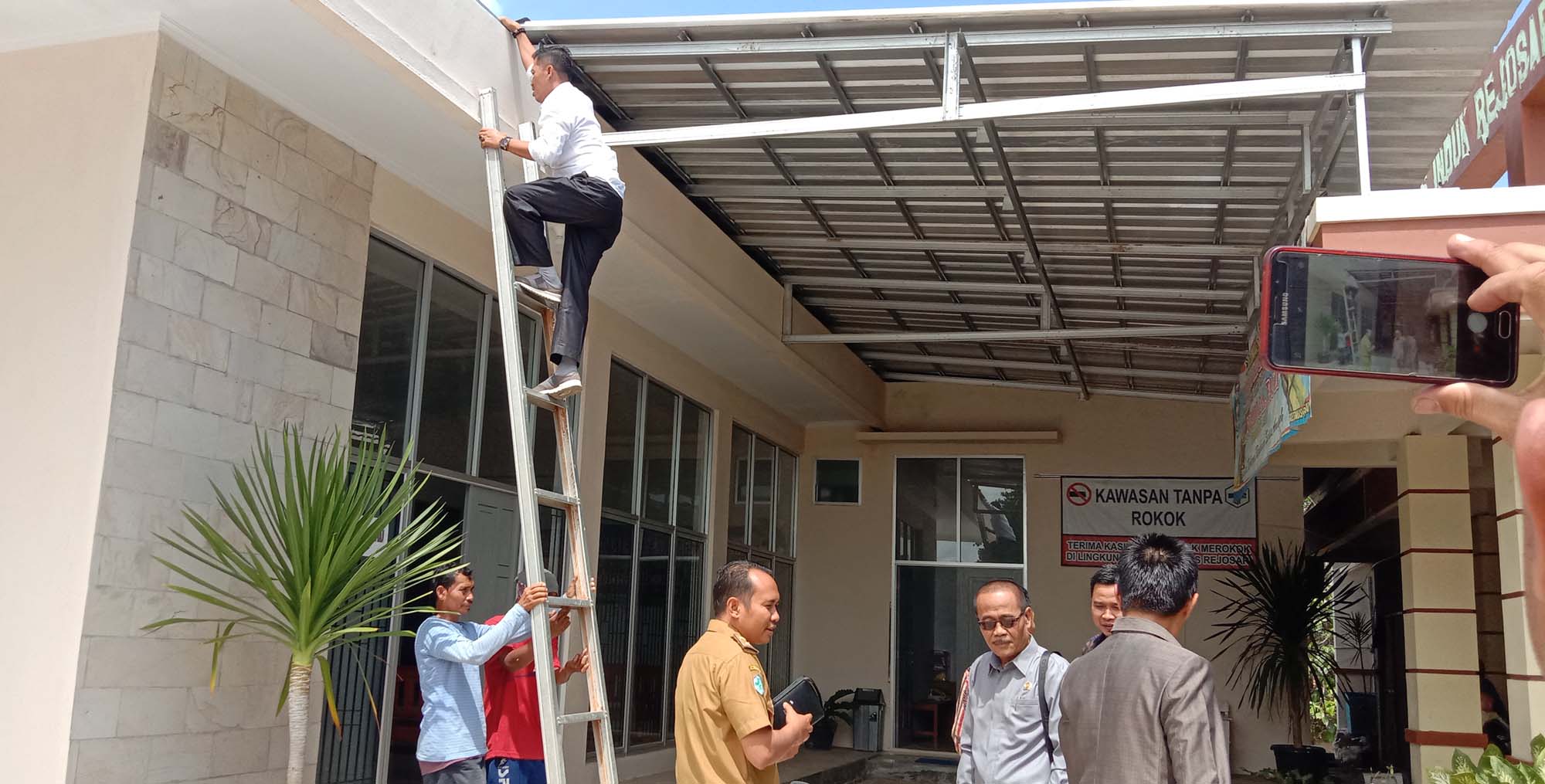 Anggota DPRD Pringsewu Sampai Panjat Atap Gedung Rawat Inap Puskes Rejosari Demi Buktikan Ini