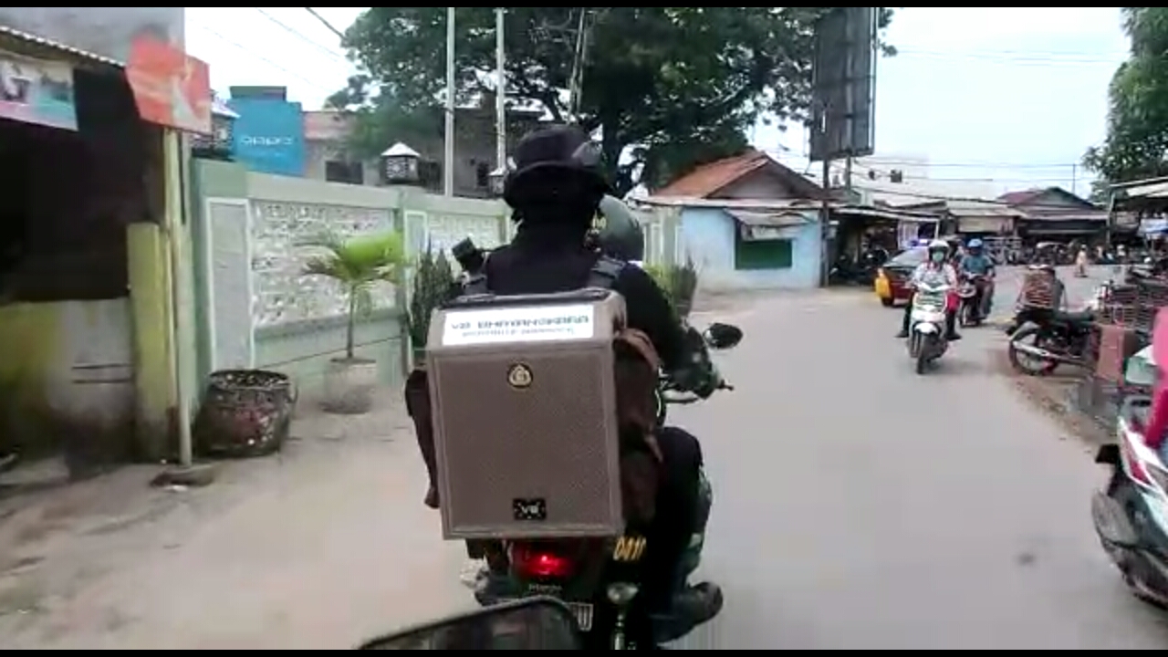 Anggota Polda Lampung Bawa Speaker Keliling Jalan Protokol Bandar Lampung Sampaikan Maklumat Kapolri