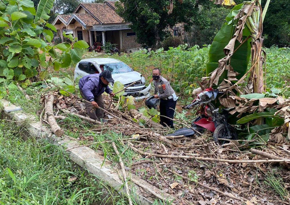 Satlantas Polres Way Kanan Olah TKP Lakalantas di Baradatu yang Akibatkan 2 Korban Luka