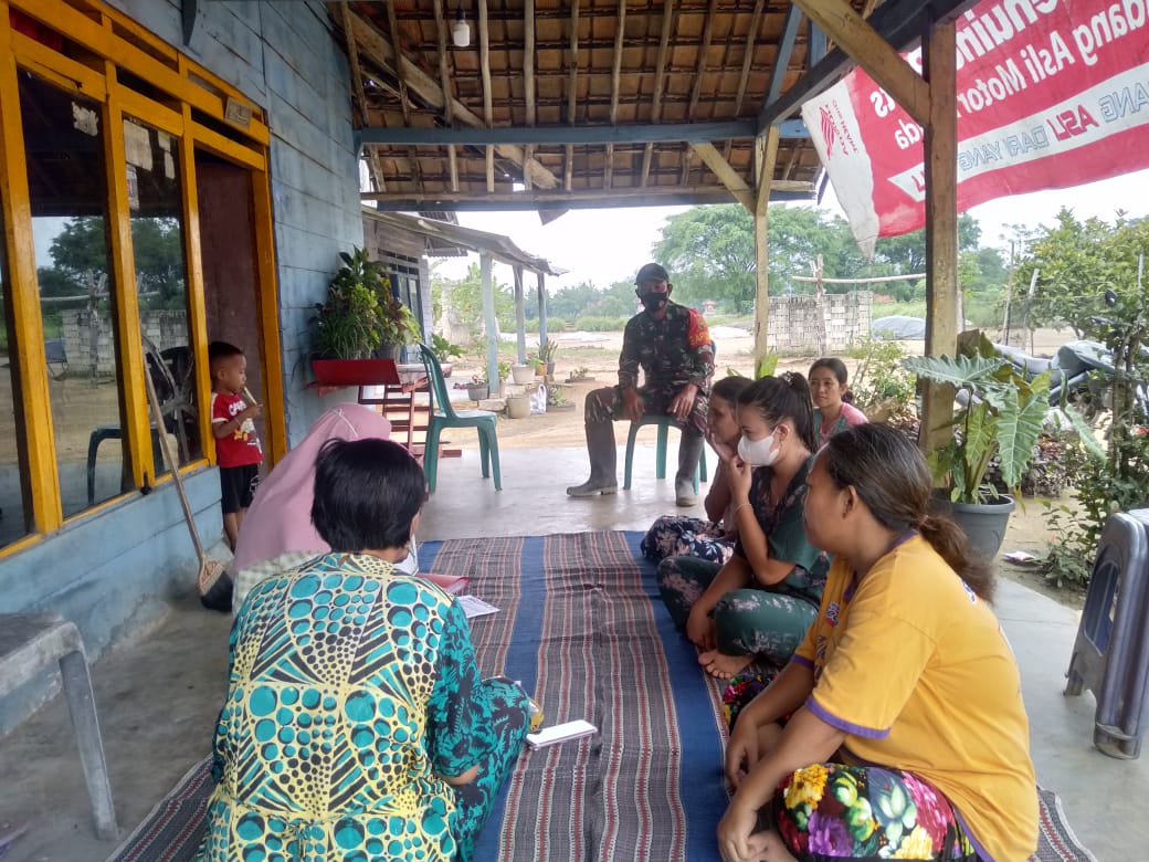 Anggota TNI di Tulangbawang Gaet Emak-emak Sosialisasi Pentingnya Vaksinasi