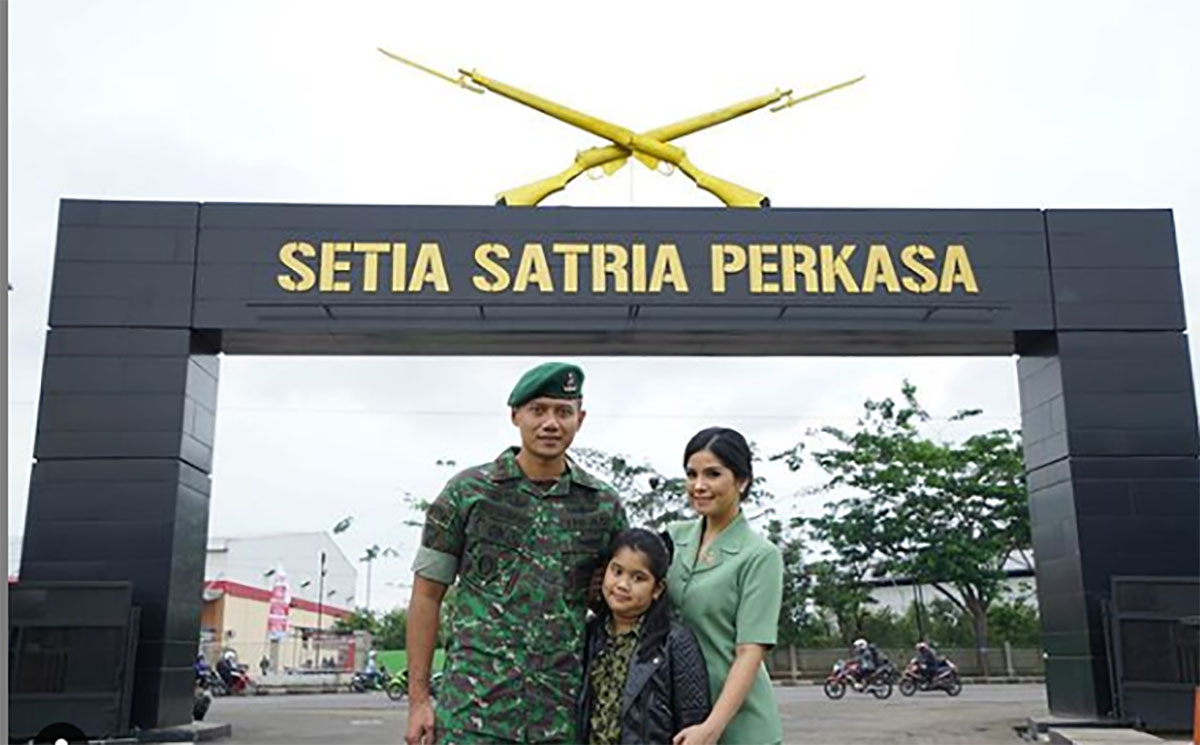 annisa-pohan-berpose-bersama-ahy-saat-masih-berdinas-di-militer.jpg