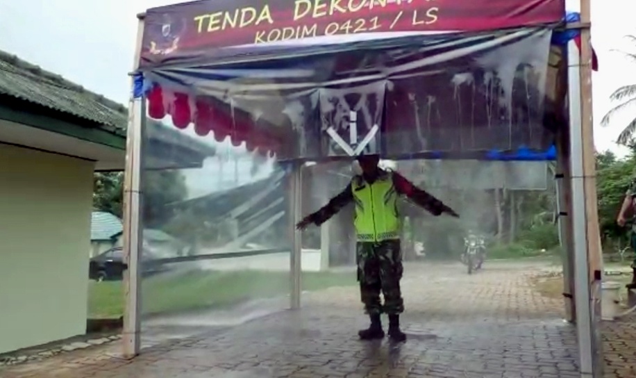 antisipasi-sebaran-virus-corona-kodim-0421-lampung-selatan-pasang-bilik-sterilisasi-corona.jpg