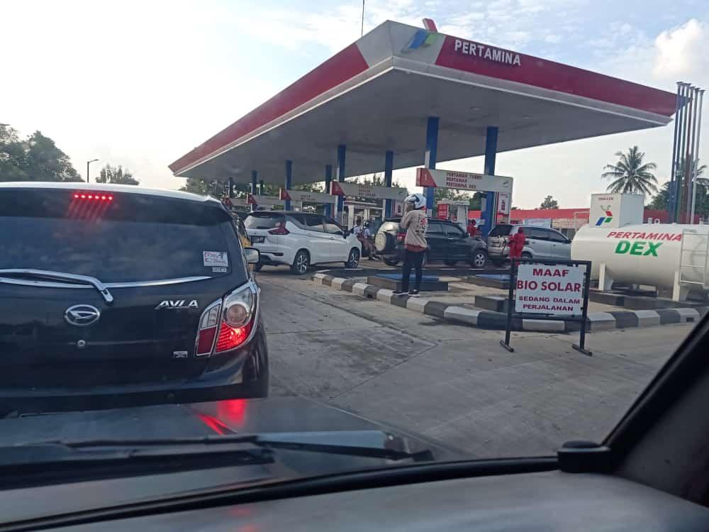 BBM Diisukan Bakal Naik, Puluhan Mobil Mewah dan Motor Penuhi SPBU di Kota Metro