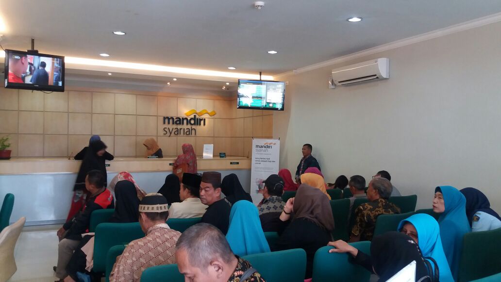 antre-lunasi-biaya-haji-di-bsm-lampung_20180416_210829.jpg
