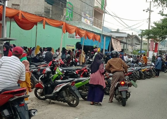 antrean-bantuan-pangan-non-tunai-bpnt-masih-membludak-di-kantor-pos-kalianda.jpg