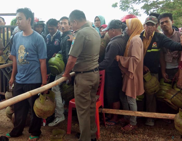 antrean-gas-elpiji-pada-op-di-depan-kantor-camat-kalianda_20180815_144841.jpg