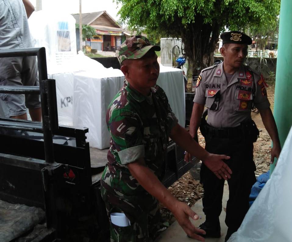 aparat-kodim-0426-tulangbawang-saat-mengawal-logistik-pemilu-2019.jpg