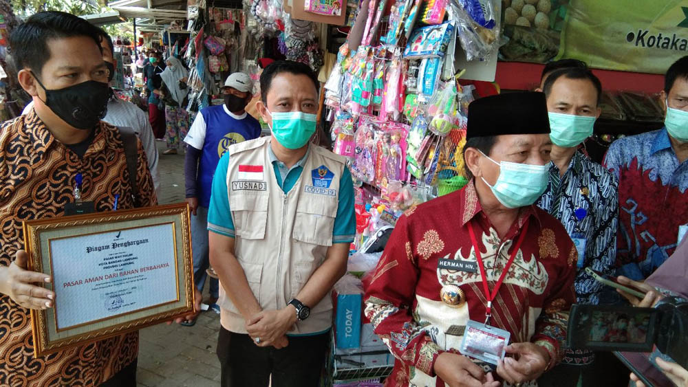 apresiasi-pedagang-pasar-way-halim-herman-hn-perlihatkan-piagam-penghargaan-dari-bpom.jpg