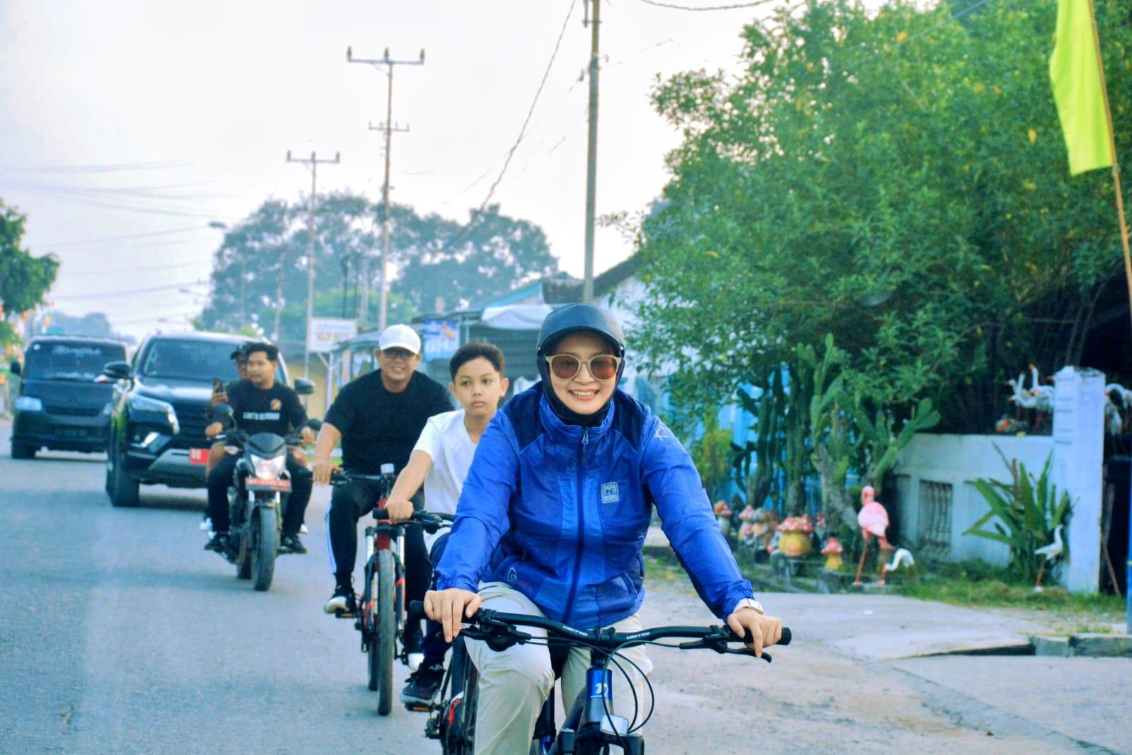 ardito-dan-istri-bersepeda-car-free-day.jpg