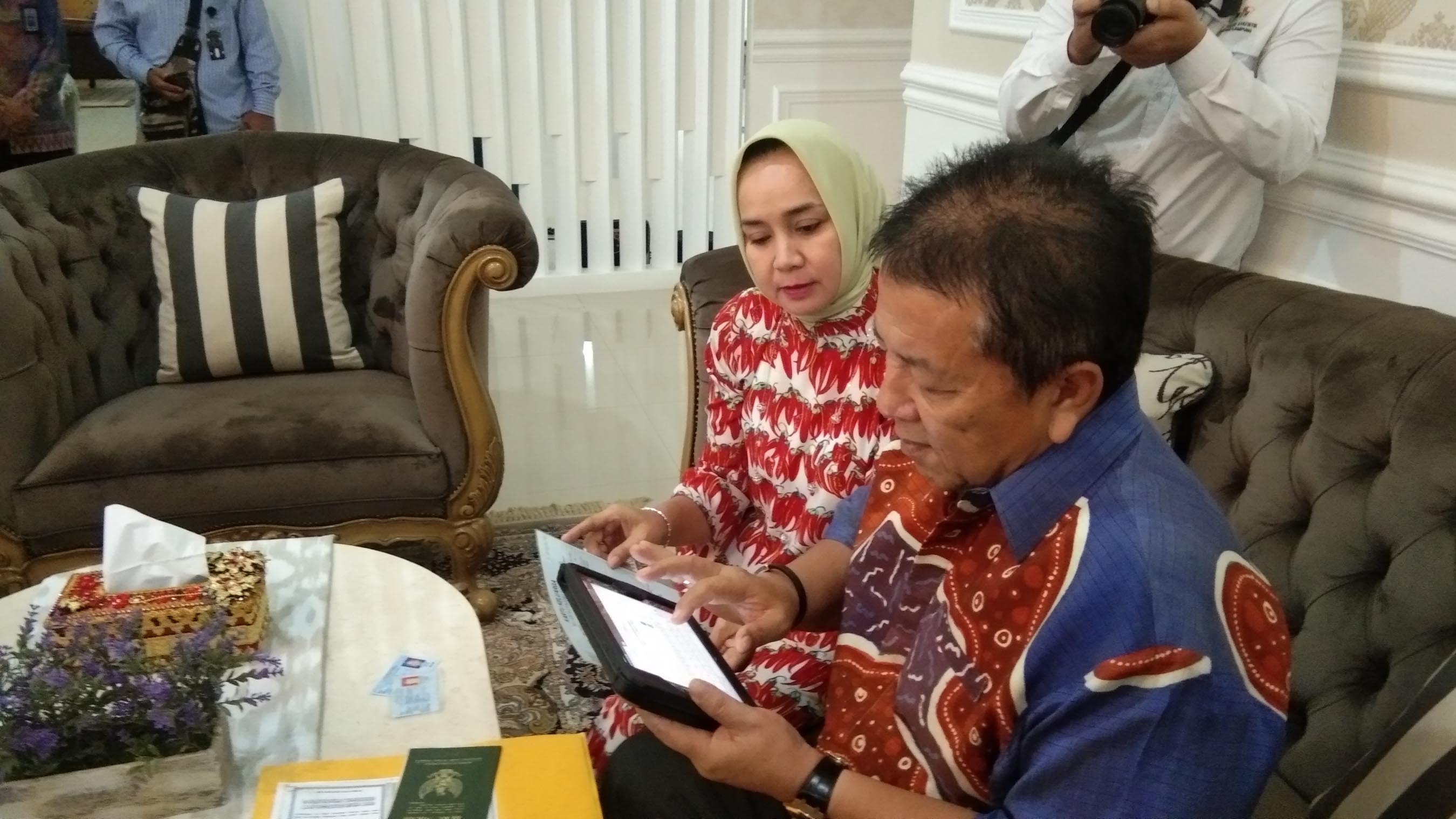 Gubernur Arinal Bersama Riana Sari Arinal Jadi Inisiator Pengisian Sensus Penduduk 2020 di Lampung