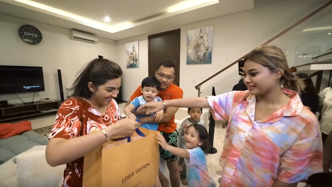 artis-ashanty-dapat-kado-mewah-dari-aurel-hermansyah-di-ulang-tahun-ke-37.jpg