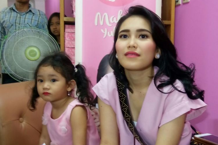 artis-ayu-ting-ting-menangis-karena-kesal-dengan-anak-kebiasaan-bilqis-khumairah-terungkap.jpg