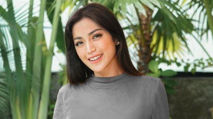 artis-jessica-iskandar-joget-tiktok-bareng-pria-bule-di-dapur-tampak-ekspresi-keduanya.jpg