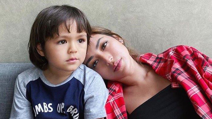 artis-jessica-iskandar-tuai-pro-kontra-usai-unggah-foto-cium-bibir-el-barack.jpg