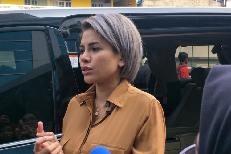 artis-nikita-mirzani-nangis-dikirim-foto-sumbang-apd-untuk-tenaga-medis-obati-pasien-virus-corona.jpg
