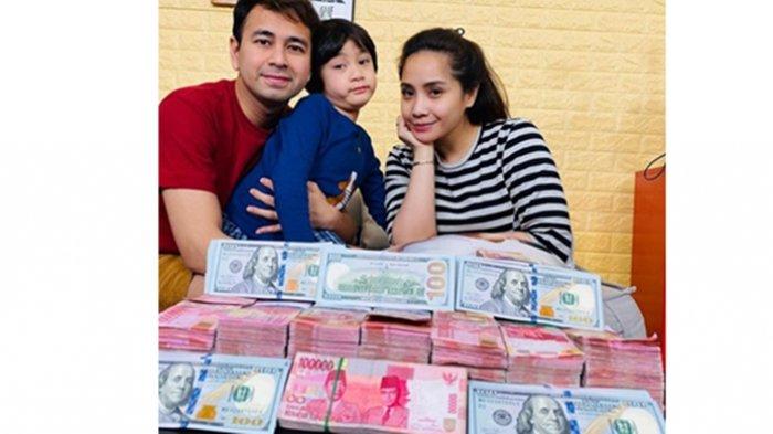 Artis Raffi Ahmad dan Nagita Slavina Bagi-bagi Uang Rp 1 Miliar