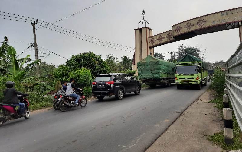 arus-lalulintas-di-jembatan-way-sekampung-lampung-selatan-ramai-lancar.jpg