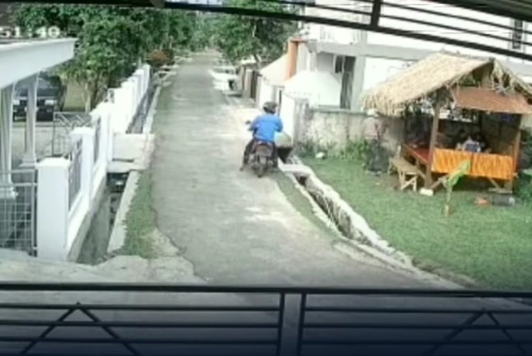 asik-main-ponsel-di-pos-kamling-bocah-10-tahun-jadi-korban-perampasan-di-sukarame.jpg