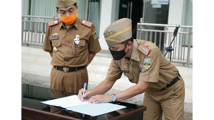 asn-di-pemkab-pesisir-barat-tanda-tangani-ikrar-netralitas-asn-jelang-pilkada-pesisir-barat-2020.jpg