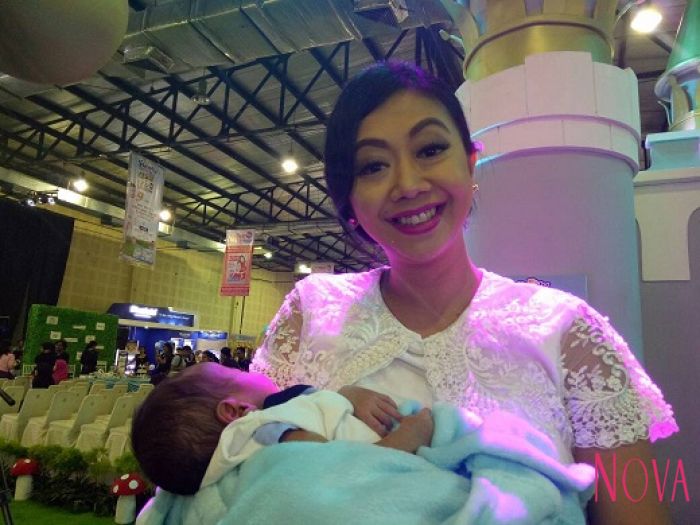 Kondisinya Menyedihkan, Artis Ini Bawa Anaknya Berobat ke Jerman