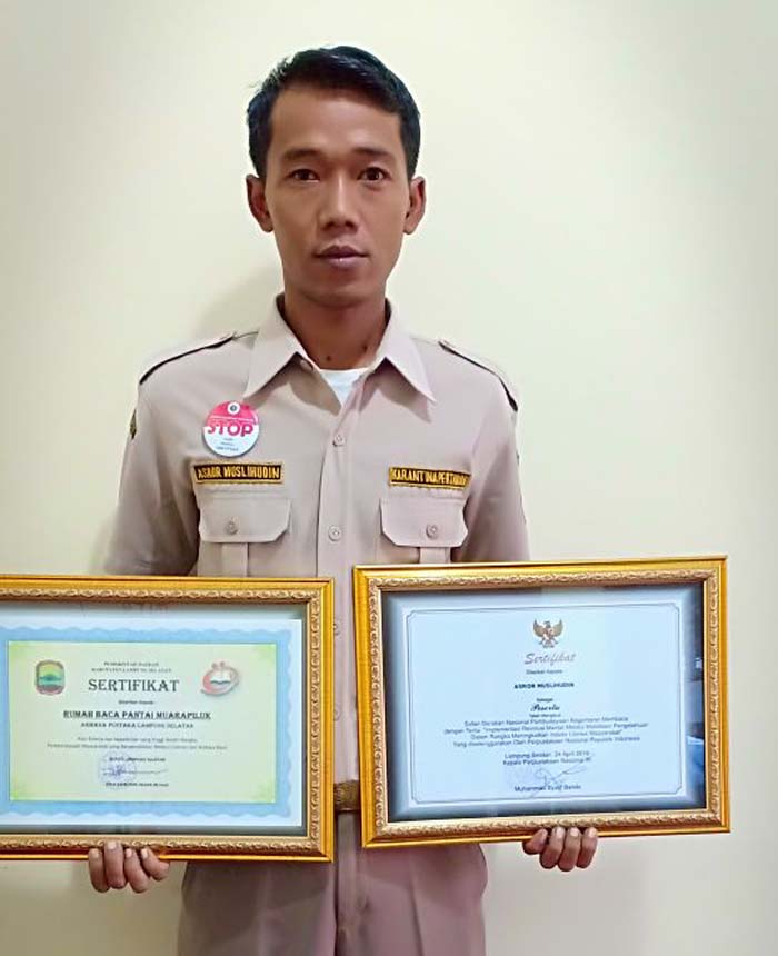 Pegawai Honorer di Lamsel Sulap Teras Rumah Jadi Taman Bacaan Gratis Bagi Anak Nelayan