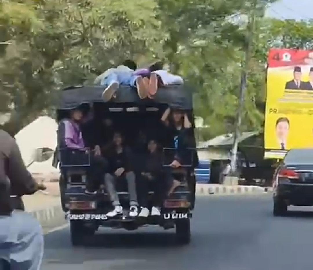 Polisi Selidiki Video Viral Pelajar di Bandar Lampung Bergelantungan di Atap Mobil