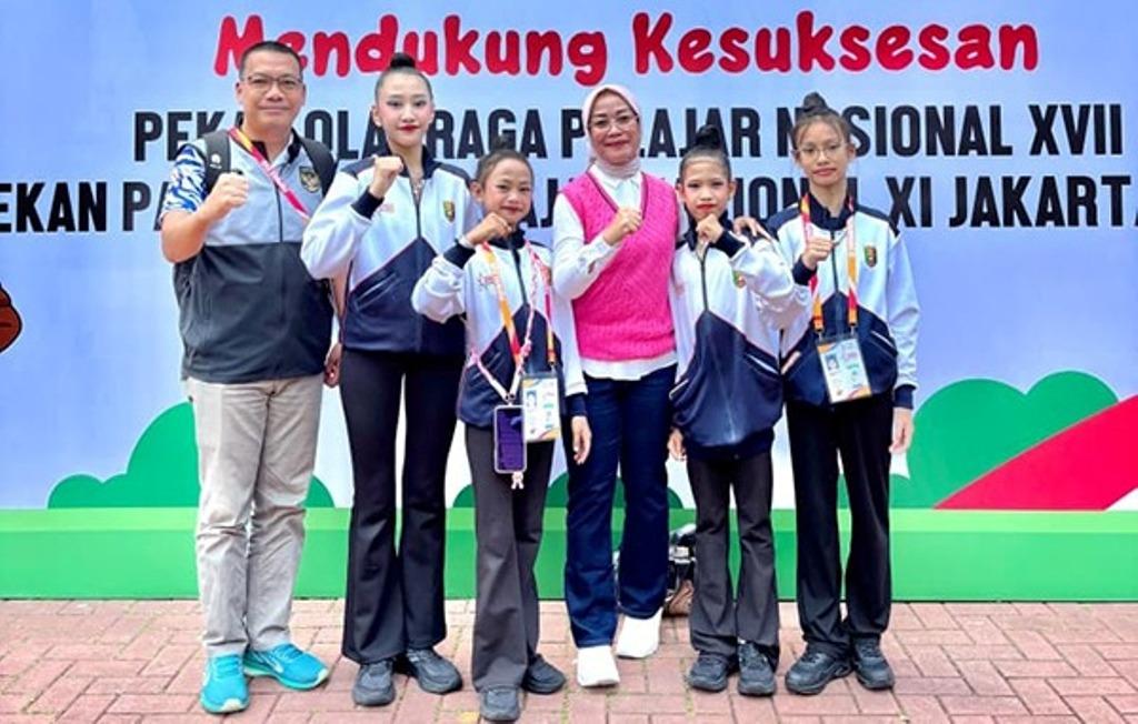 atlet-senam-ritmik-Lampung-foto-bersama-Kadispora-Meiry-Harika.jpg