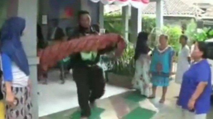 Ayah Bopong Jenazah Anaknya Jalan Kaki Gara-gara Ambulans Puskesmas Tak Boleh Antar Mayat