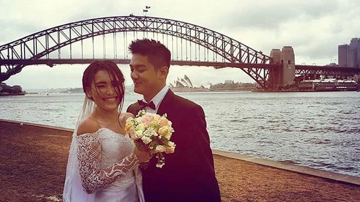 Foto Boy William dan Ayu Ting Ting di Toilet Bikin Heboh. Netizen Salfok dengan Baju Ayu: Mahal !