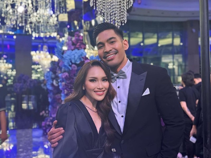 Ayu Ting Ting Dirangkul Mesra Robby Purba, Kompak Kenakan Busana Hitam