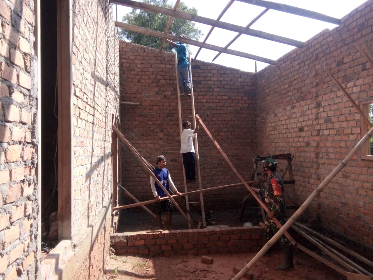 Babinsa Kodim 0427/Way Kanan Laksanakan Komsos ke  Masyarakat untuk Memperkuat Prokes