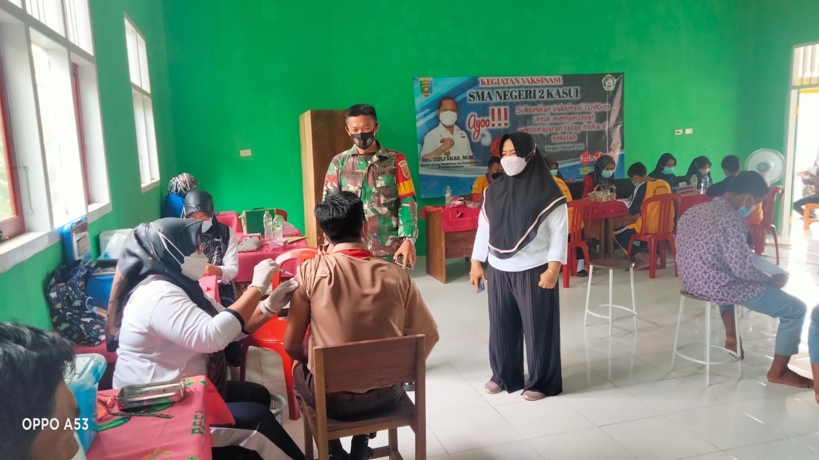 babinsa-koramil-0427-02-kasui-lampung-dampingi-siswa-sman-2-vaksinasi.jpg